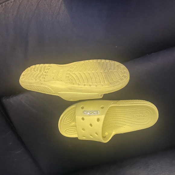 Unisex Crocs slides yellow size 7 Men and 9 women in excellent condition - Picture 3 of 3
